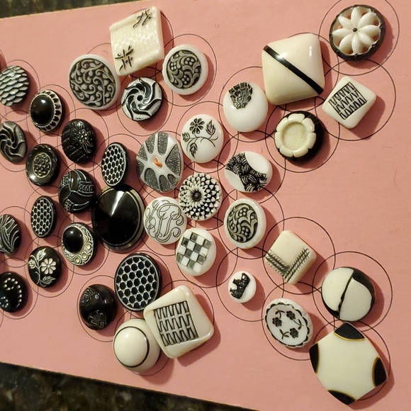 BUTTONS VINTAGE GLASS BUTTONS CARD - Picture 3 of 3